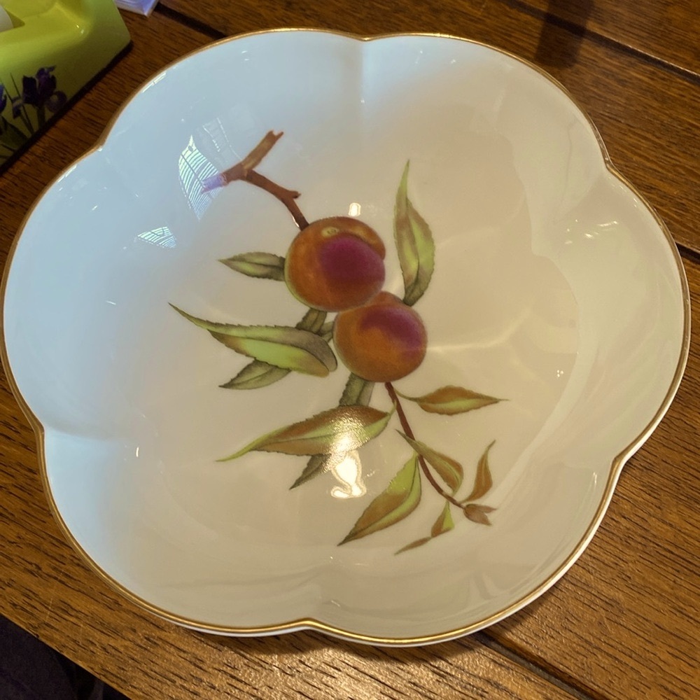 Royal Worcester (England, 1961) fruit bowl “EVESHAM” Is In Amazing Condition.